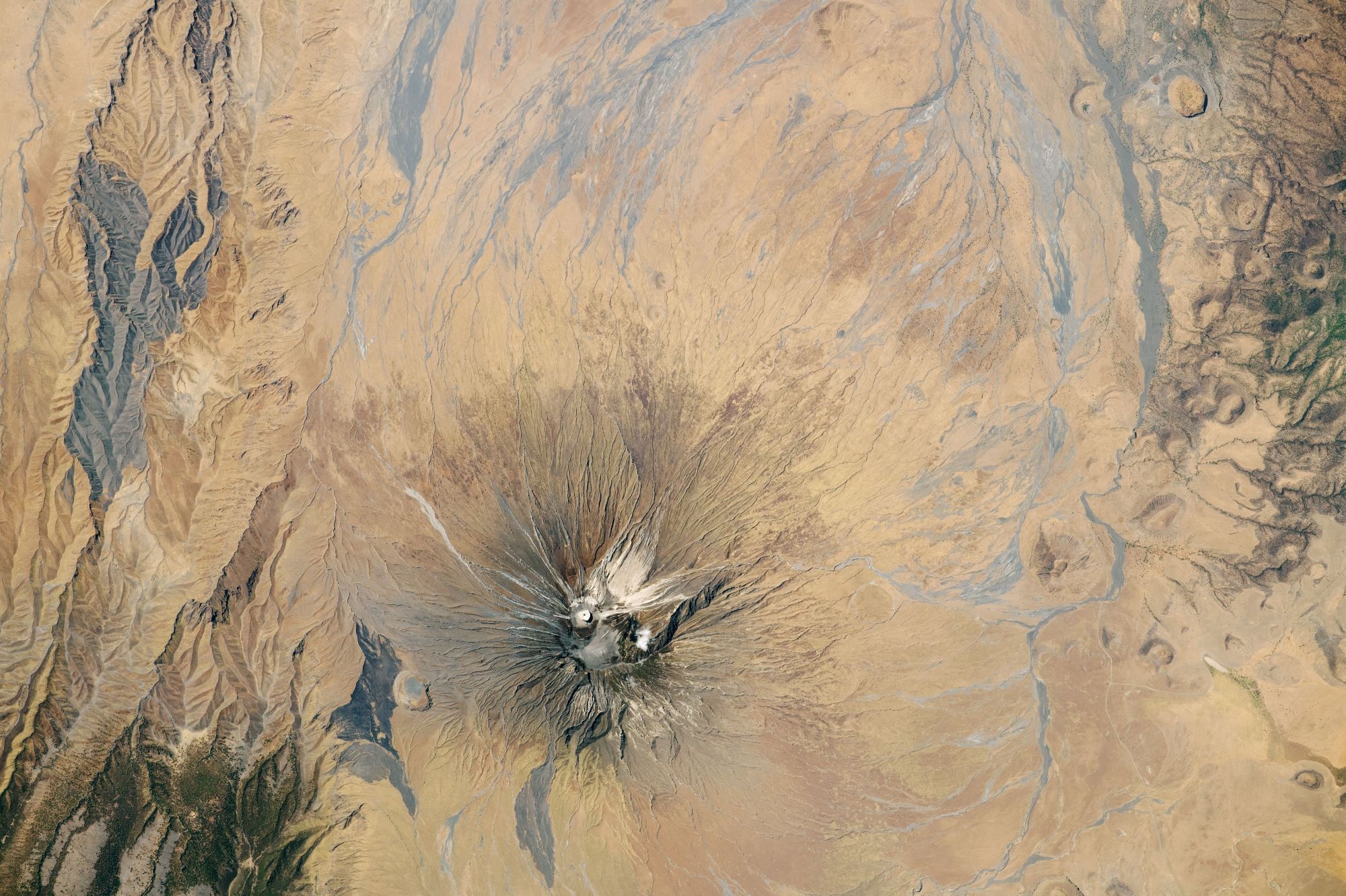 [:ja]【宇宙からの地球絶景】No.1509: タンザニアのオルドイニョ・レンガイ🇹🇿[:]