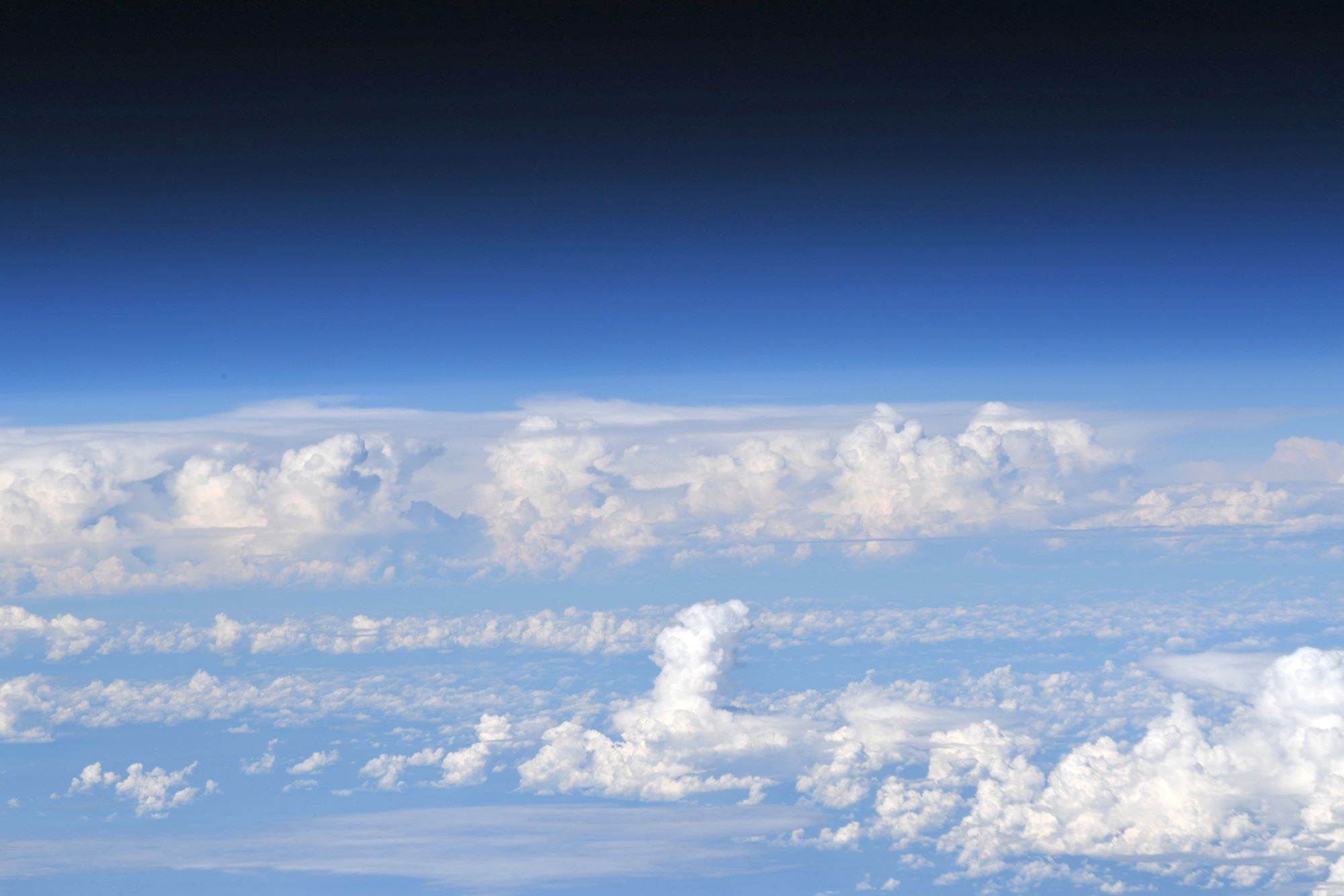 [:ja]【宇宙からの地球絶景】No.1544: 雲と大気と宇宙[:]
