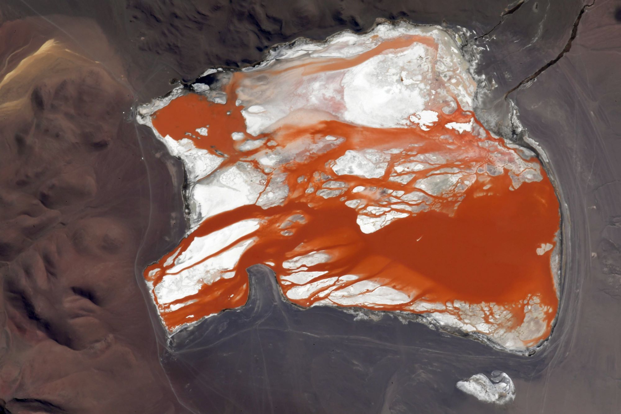 [:ja]【宇宙からの地球絶景】No.1555: ラグナ・コロラダ🇧🇴[:]