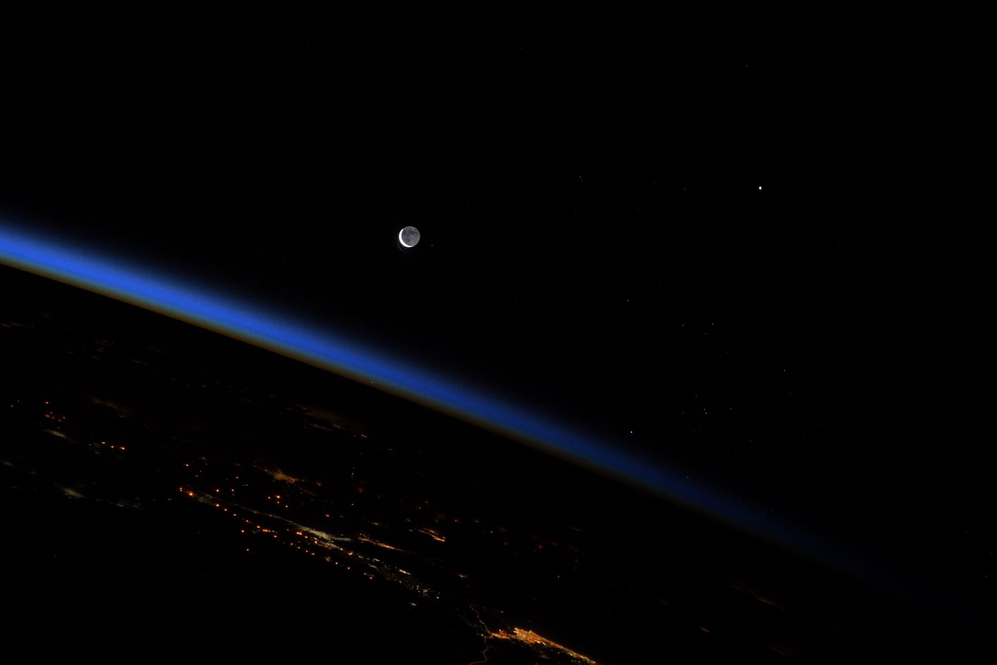 [:ja]【宇宙からの地球絶景】No.1600: 三日月[:]