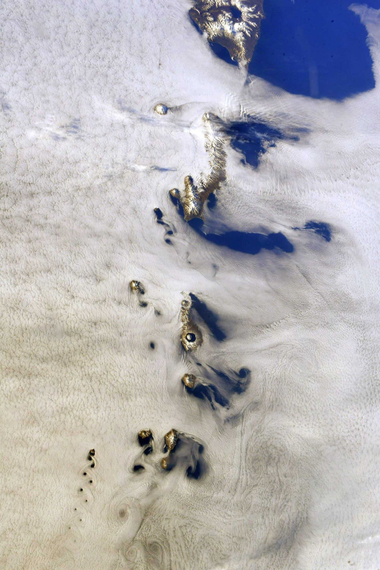 [:ja]【宇宙からの地球絶景】No.1620: 千島列島（クリル諸島）のカルマン渦🇷🇺[:]
