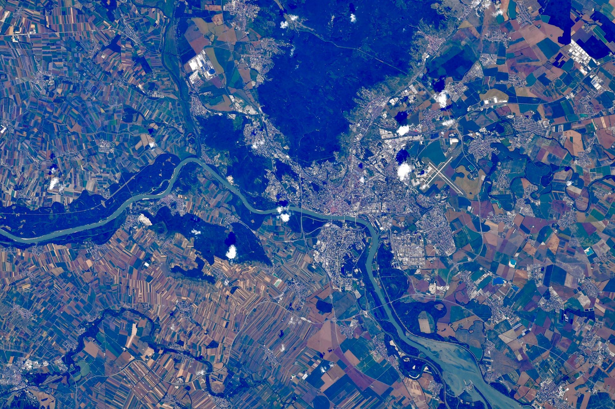[:ja]【宇宙からの地球絶景】No.1628: スロバキアのブラチスラバ🇸🇰[:]