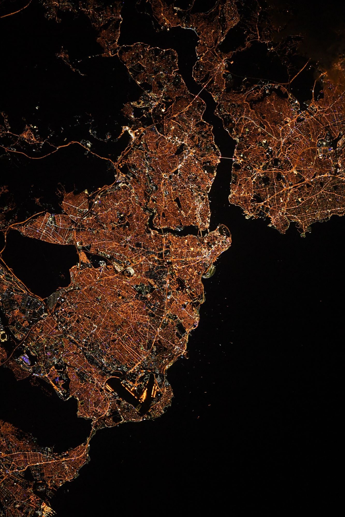[:ja]【宇宙からの地球絶景】No.1650: 夜のイスタンブール🇹🇷[:]