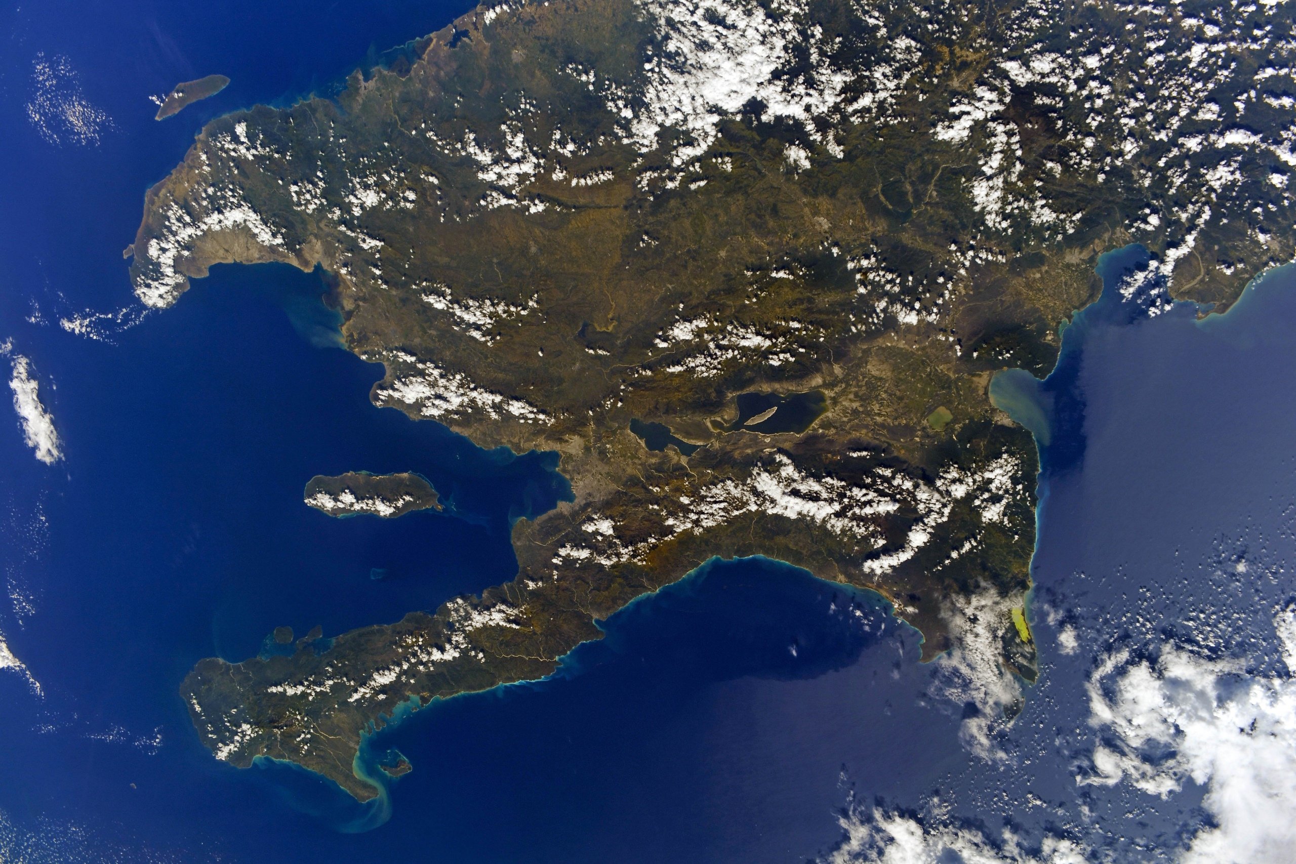 [:ja]【宇宙からの地球絶景】No.1693: ハイチとドミニカ共和国🇭🇹🇩🇴[:]