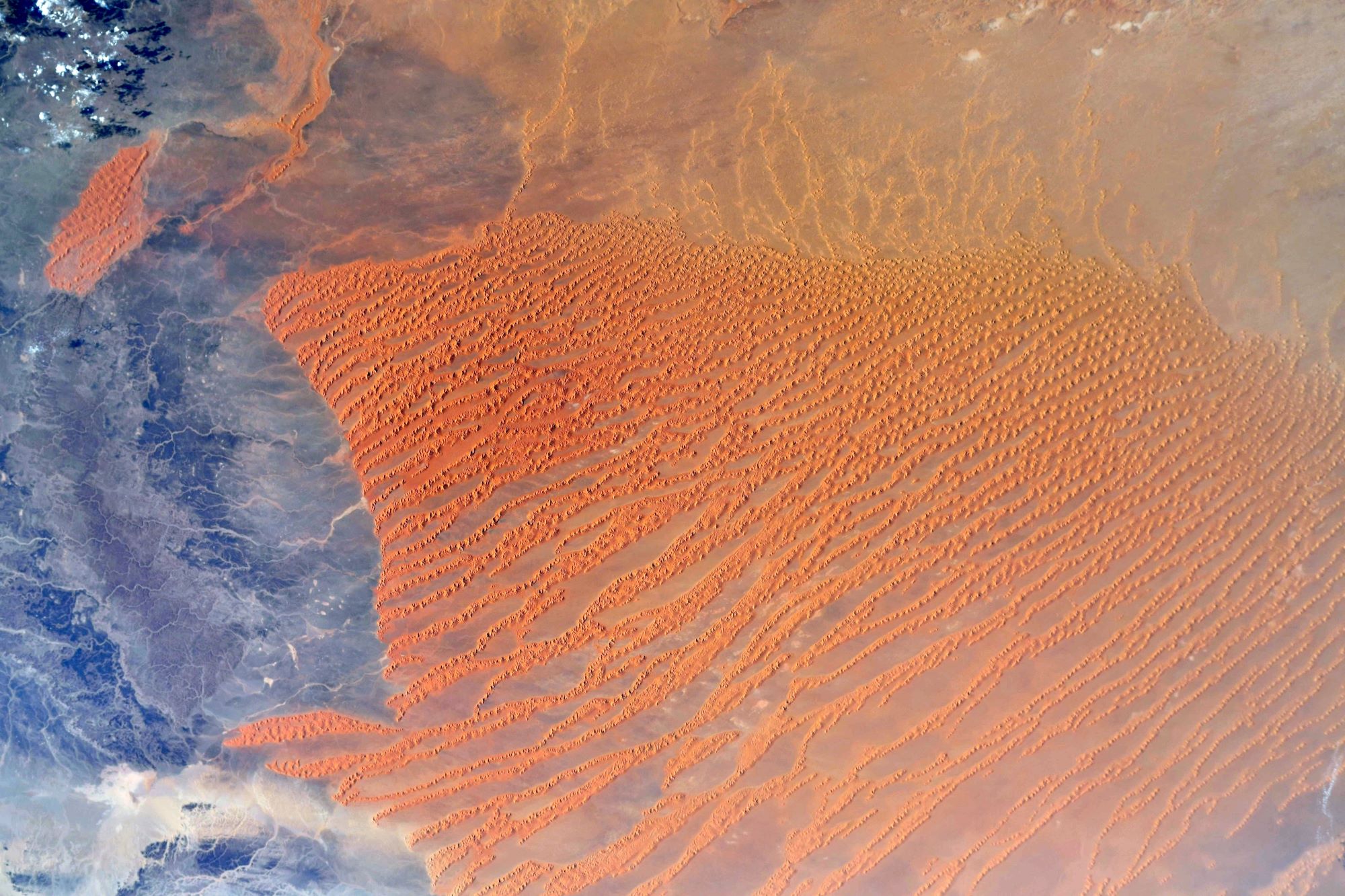 [:ja]【宇宙からの地球絶景】No.1713: アルジェリアとサハラ砂漠🇩🇿[:]