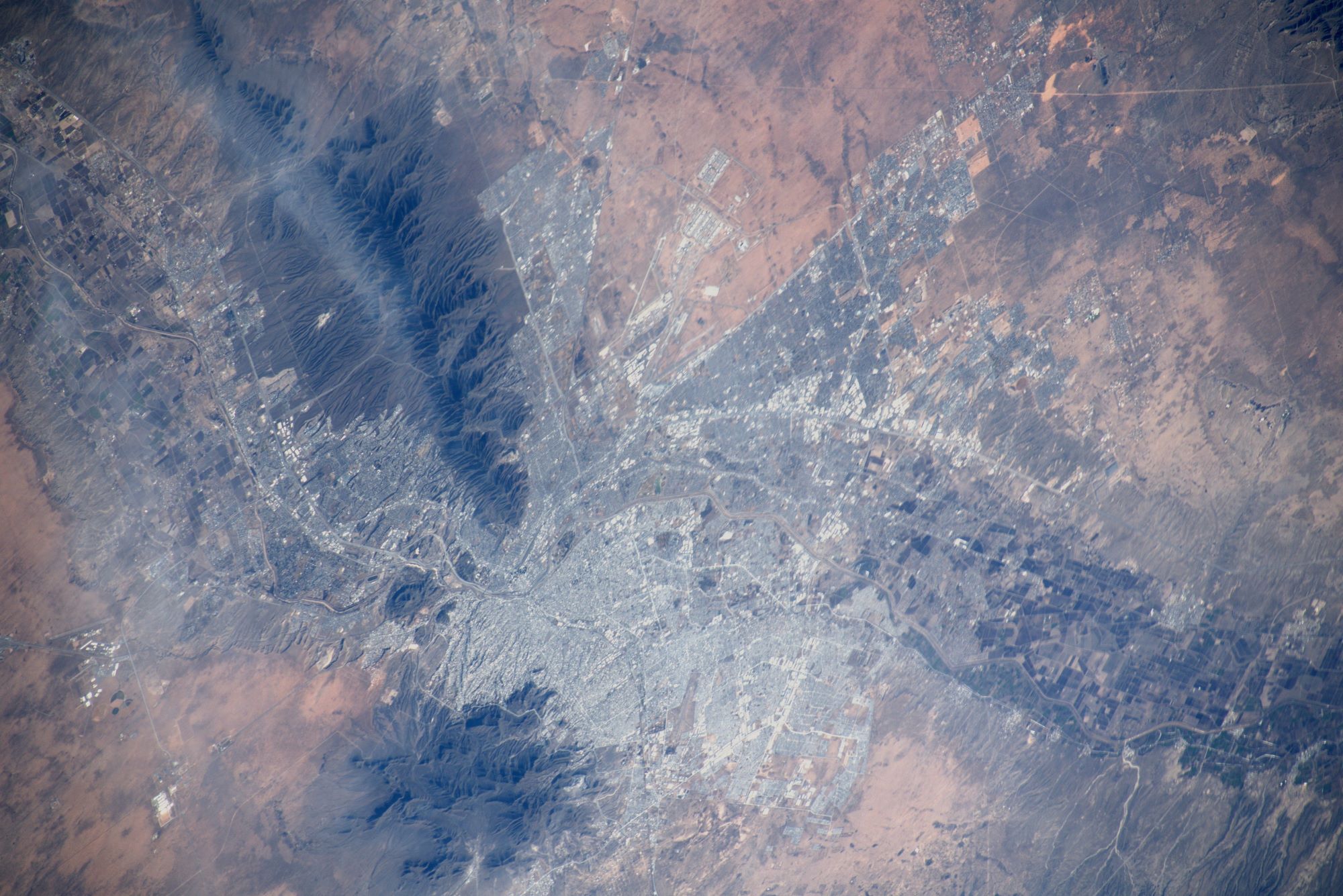 [:ja]【宇宙からの地球絶景】No.1710: シウダー・フアレスとエルパソ🇲🇽🇺🇸[:]