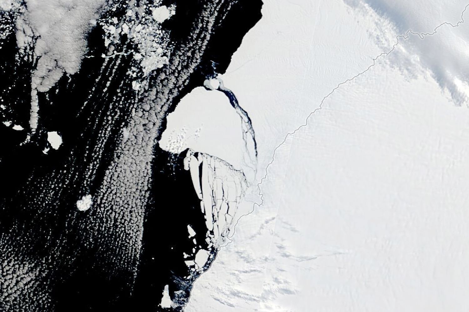 [:ja]【宇宙からの地球絶景】No.1731: 南極のブラント棚氷からの氷山分離🇦🇶[:]