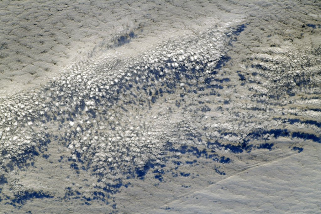 [:ja]【宇宙からの地球絶景】No.1769: うろこ雲[:]