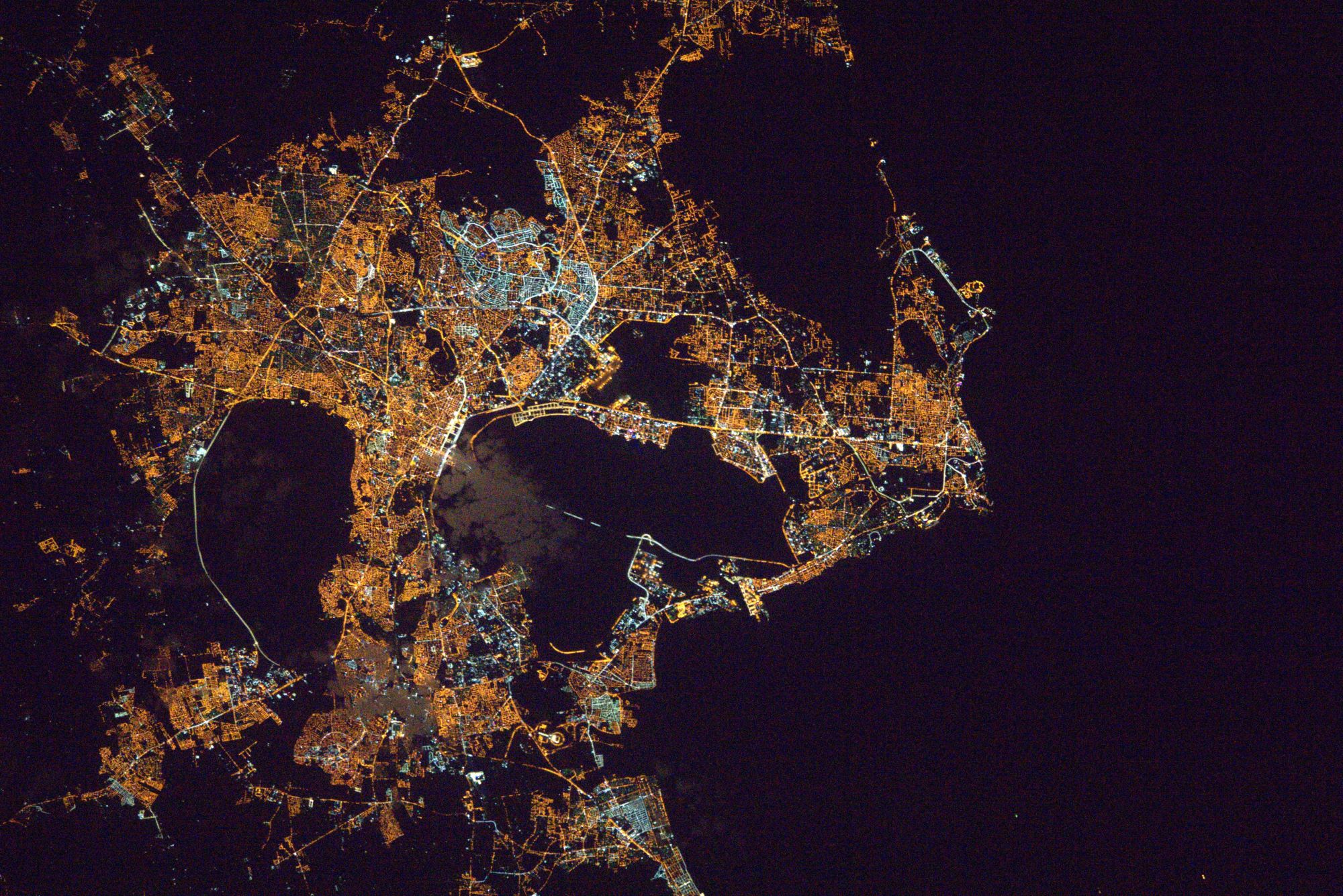 【地球を俯瞰する】No.1852: チュニスの夜景🇹🇳 【地球を俯瞰する】No.1852: チュニスの夜景🇹🇳