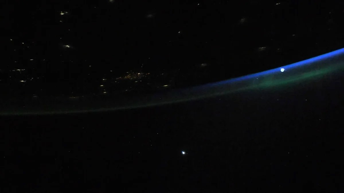 【地球を俯瞰する】【動画】No.1897: 宇宙からの日の出 【地球を俯瞰する】【動画】No.1897: 宇宙からの日の出