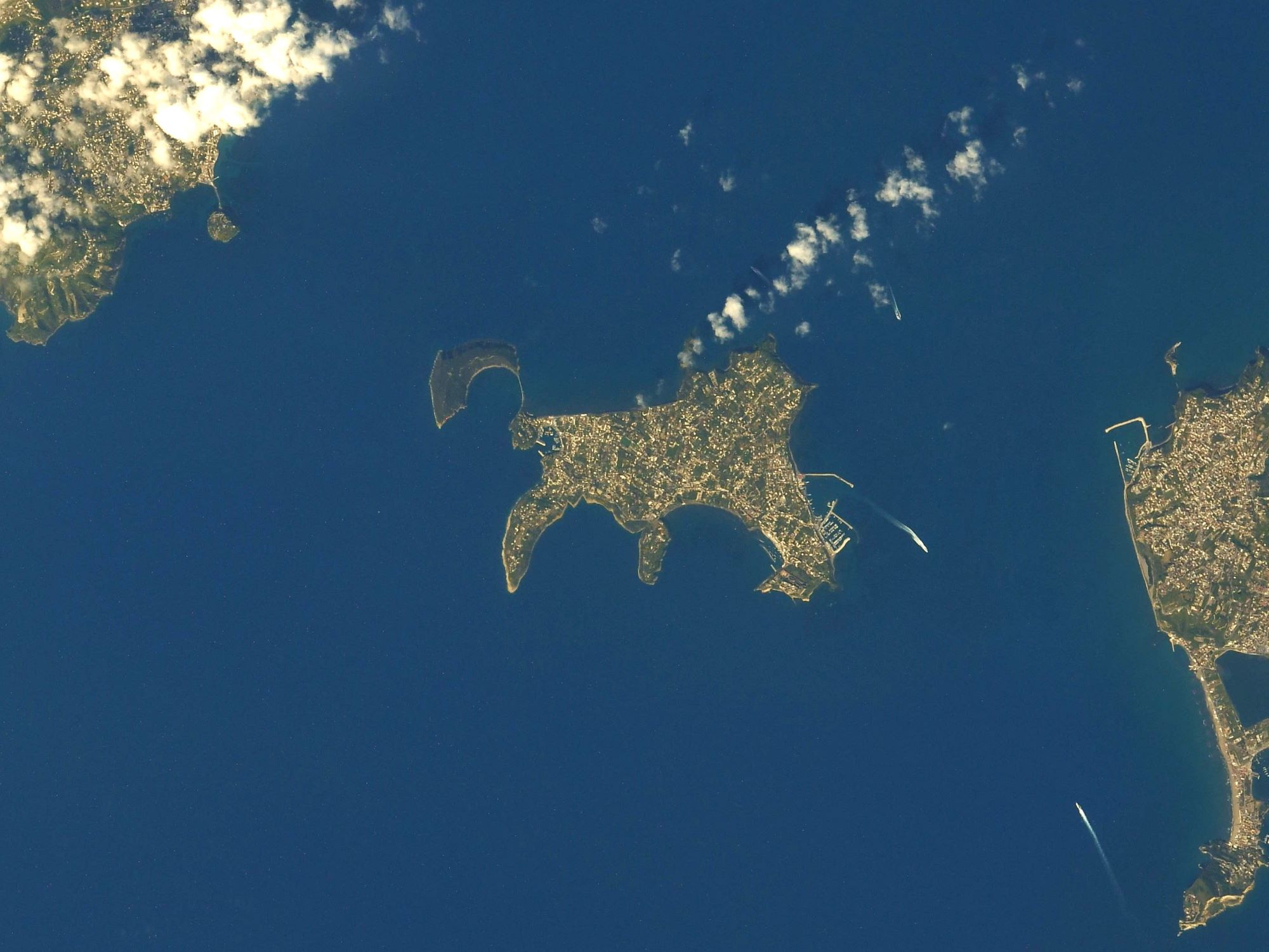 【地球を俯瞰する】No.2056: プローチダ島🇮🇹 【地球を俯瞰する】No.2056: プローチダ島🇮🇹