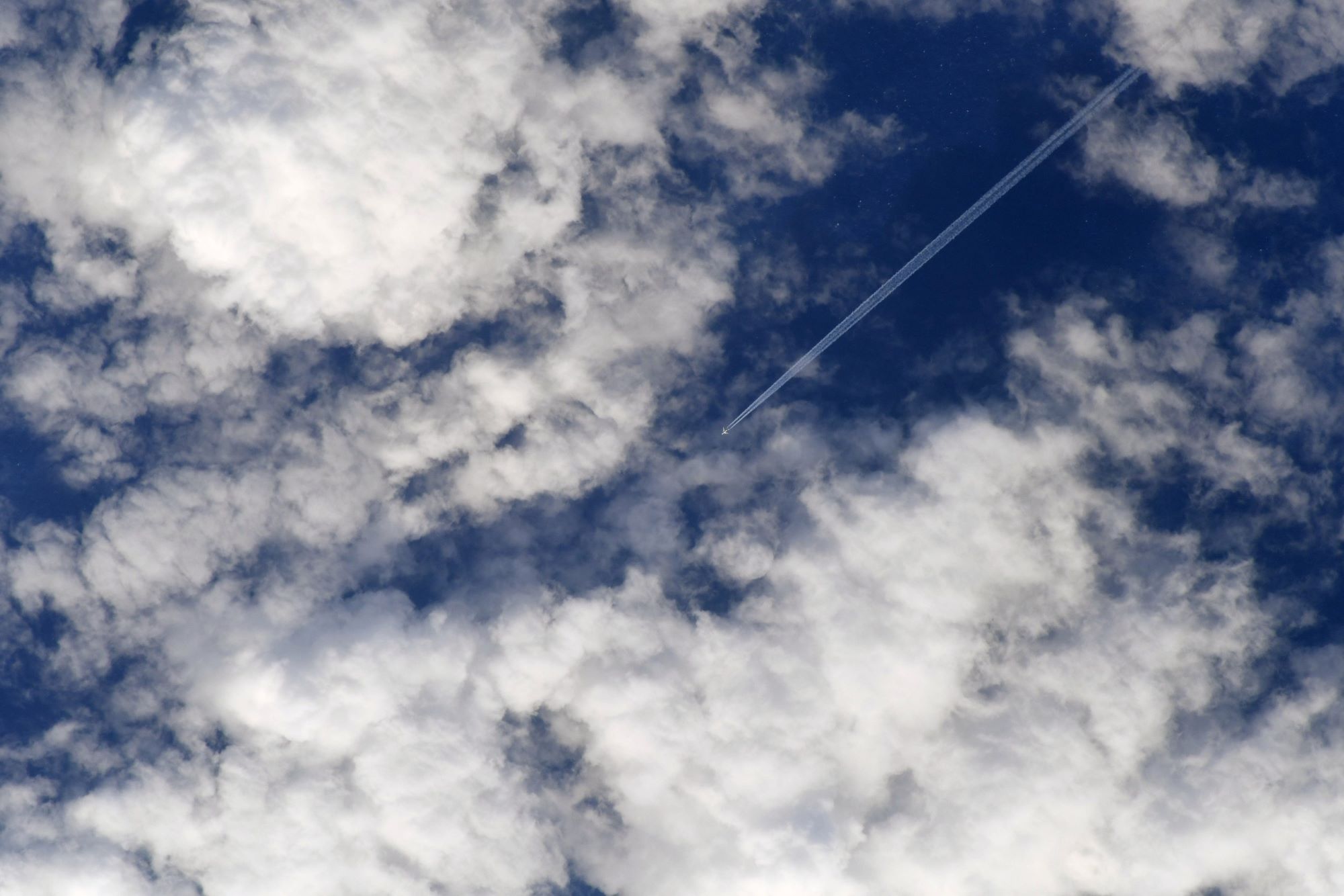 【地球を俯瞰する】No.2081: 宇宙から見た飛行機雲 【地球を俯瞰する】No.2081: 宇宙から見た飛行機雲