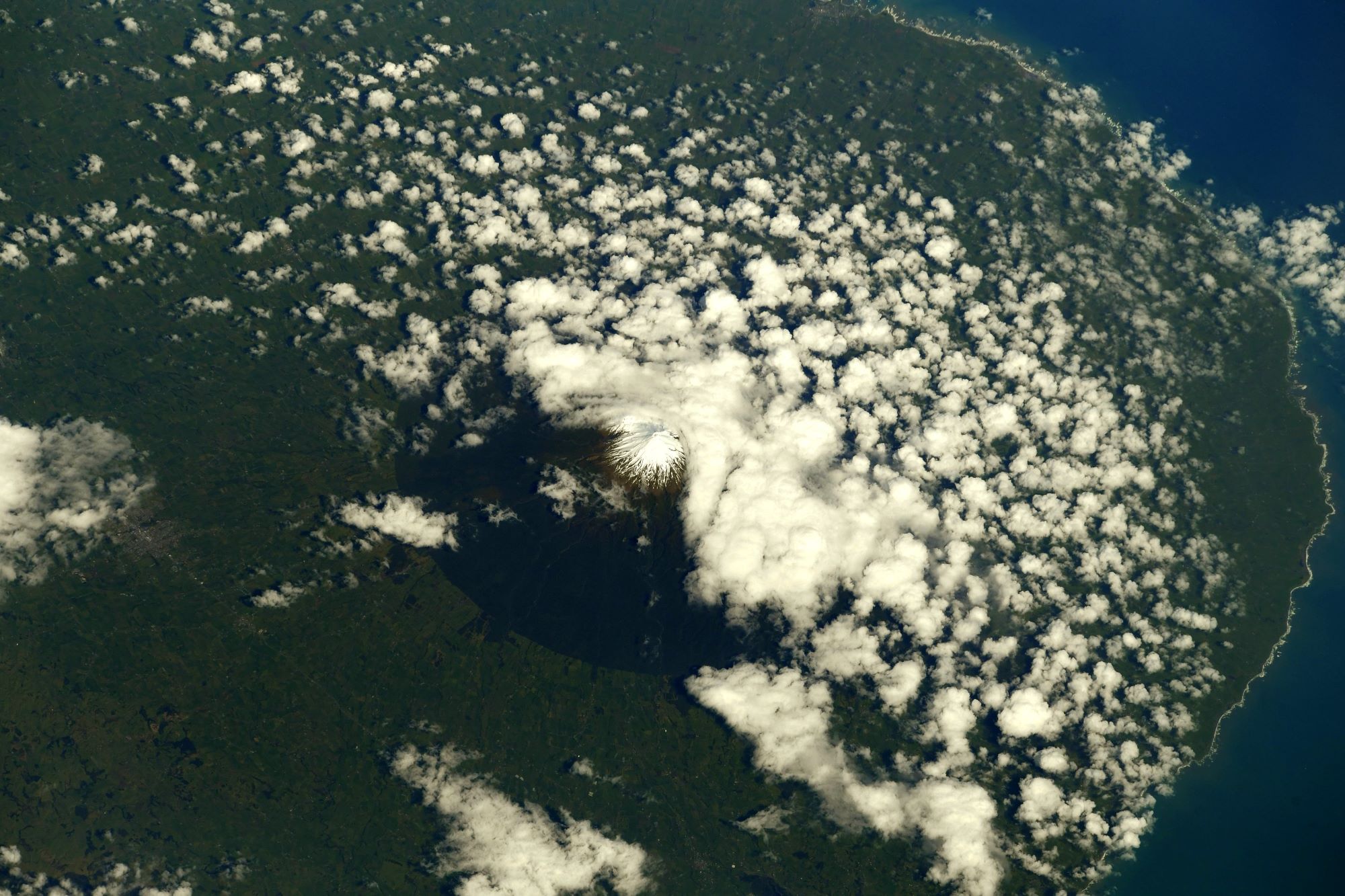 【地球を俯瞰する】No.2186: ニュージーランドのタラナキ山🇳🇿 【地球を俯瞰する】No.2186: ニュージーランドのタラナキ山🇳🇿