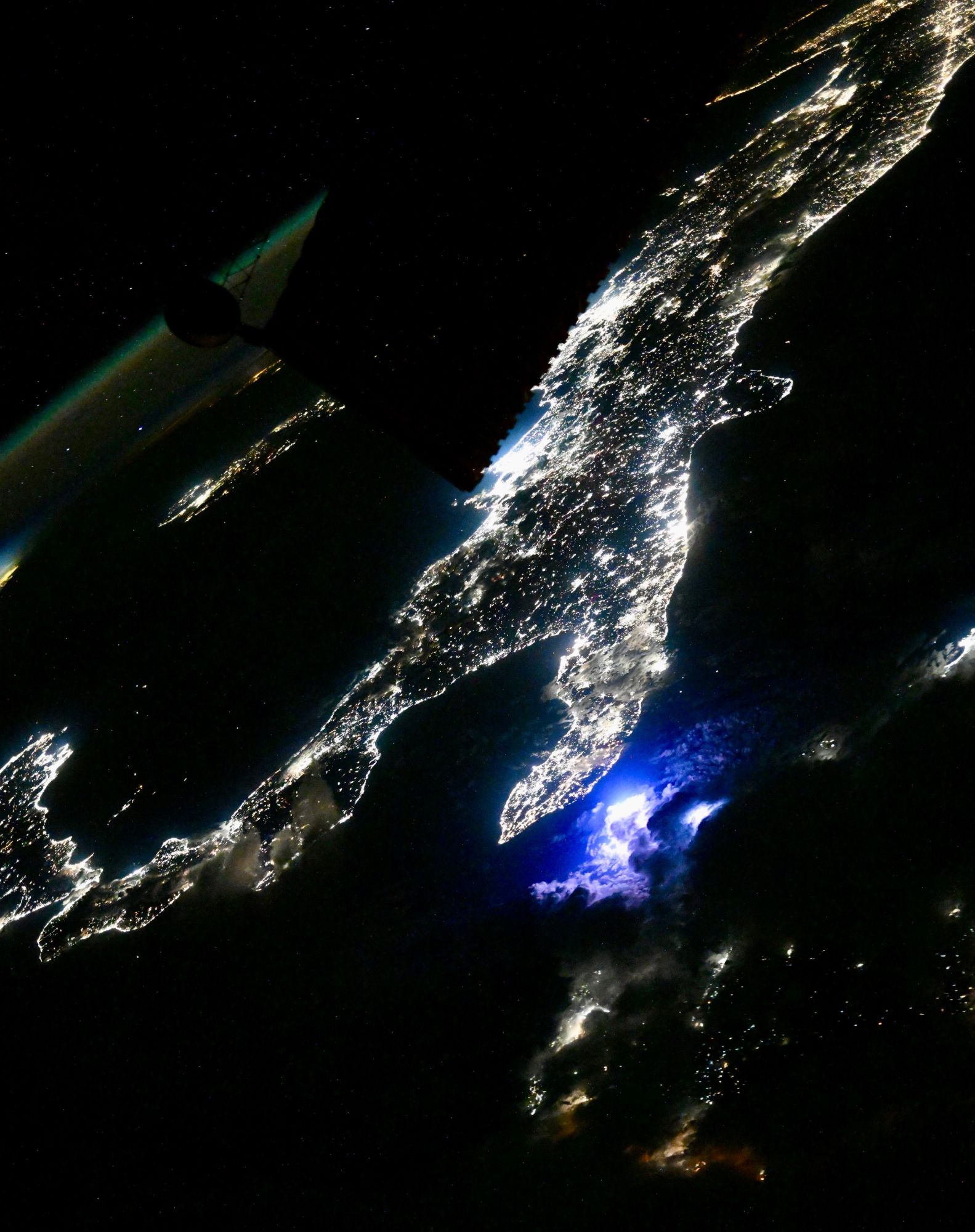 【地球を俯瞰する】No.2408: 夜のイタリア半島🇮🇹 【地球を俯瞰する】No.2408: 夜のイタリア半島🇮🇹