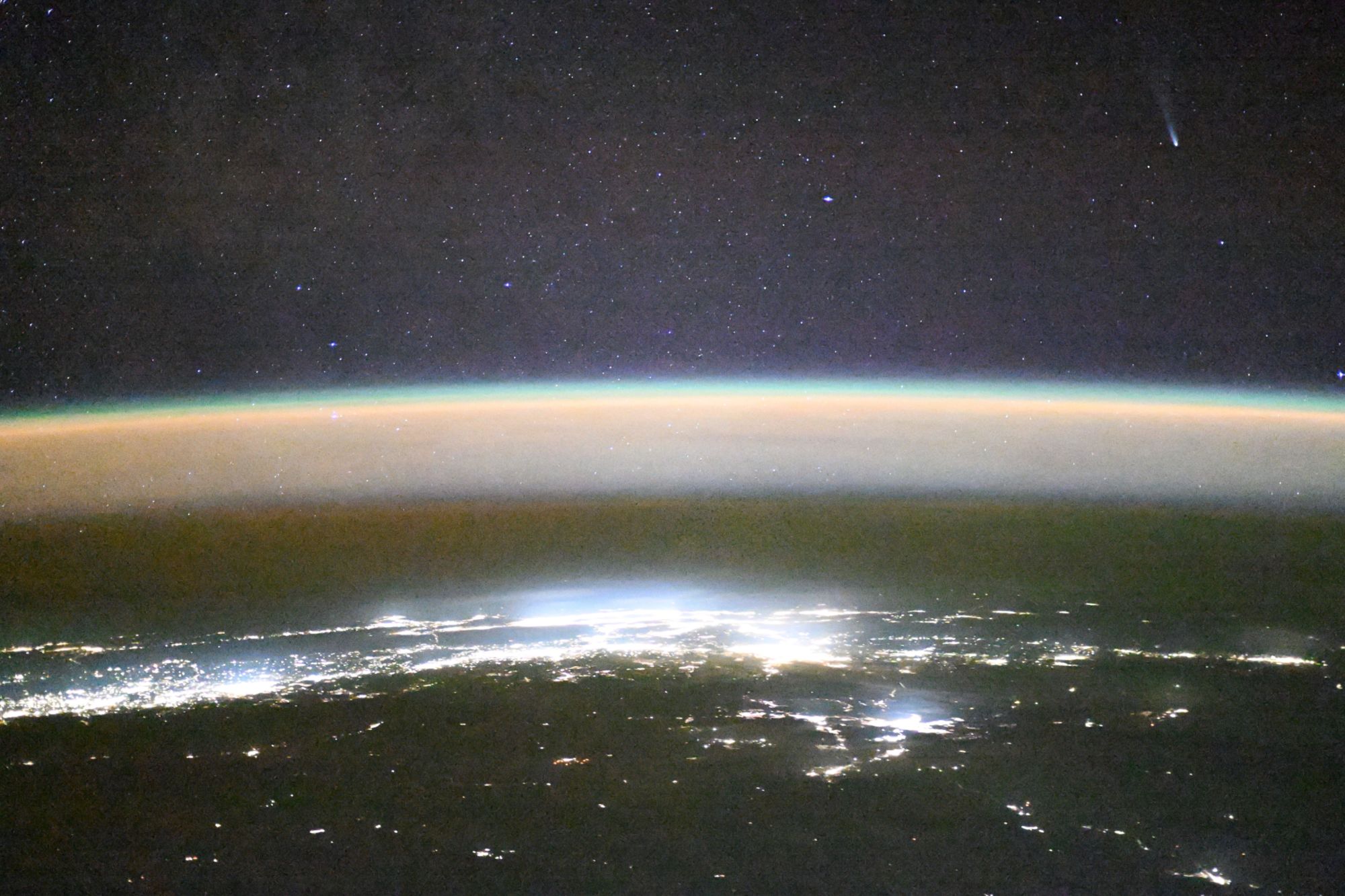 【地球を俯瞰する】No.2458: ロサンゼルスとレモン彗星🇺🇸 【地球を俯瞰する】No.2458: ロサンゼルスとレモン彗星🇺🇸