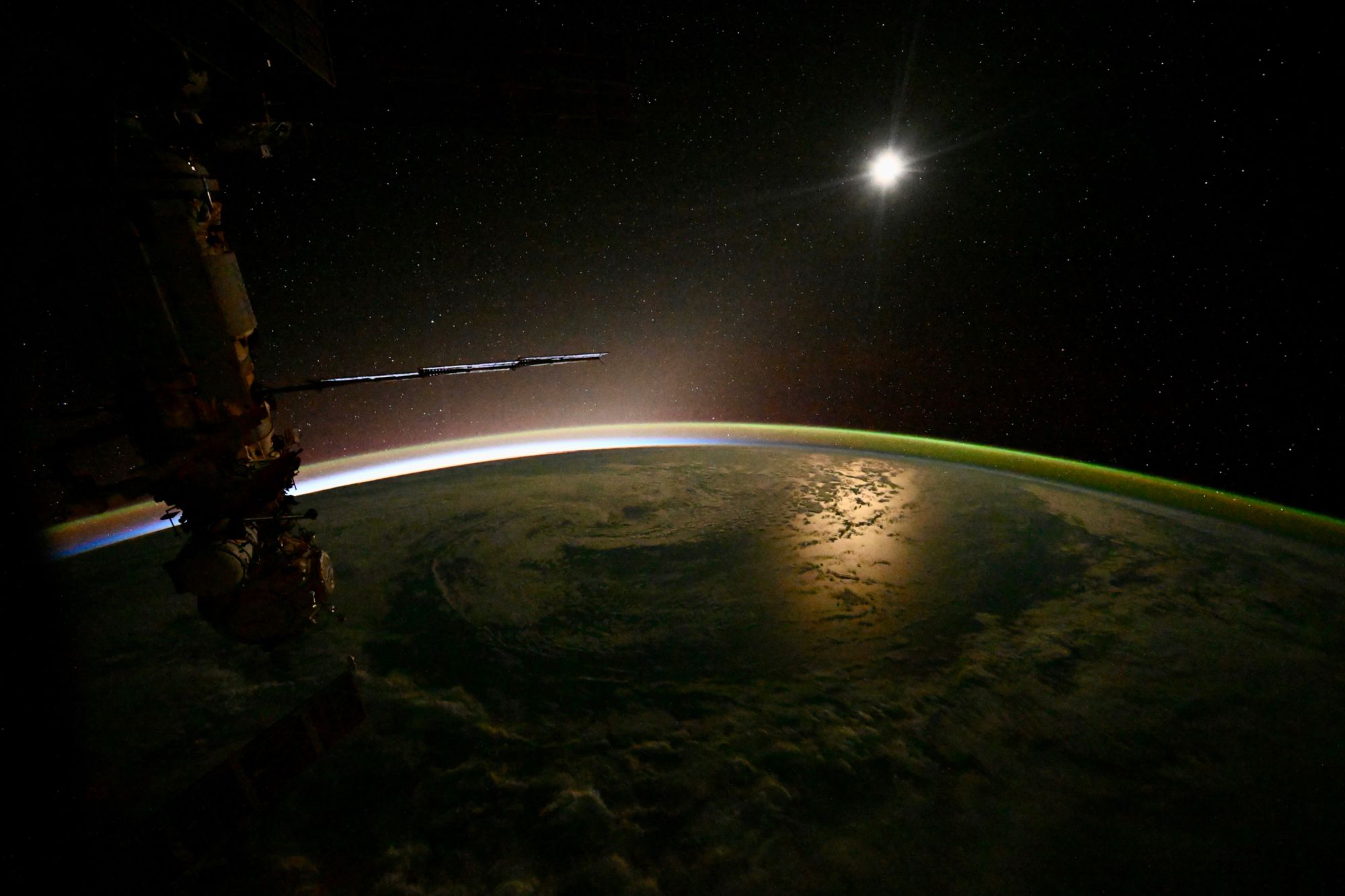 【地球を俯瞰する】No.2504: 美しい夜の地球