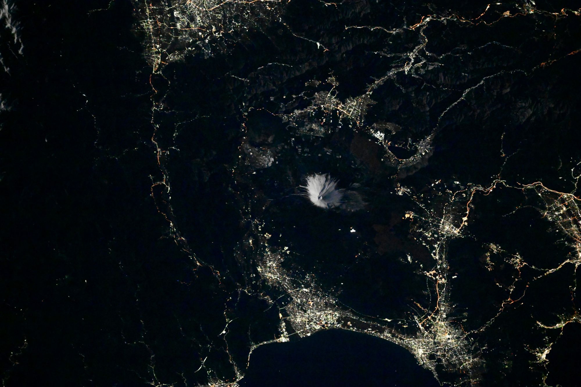 【地球を俯瞰する】No.2502: 夜の富士山🇯🇵