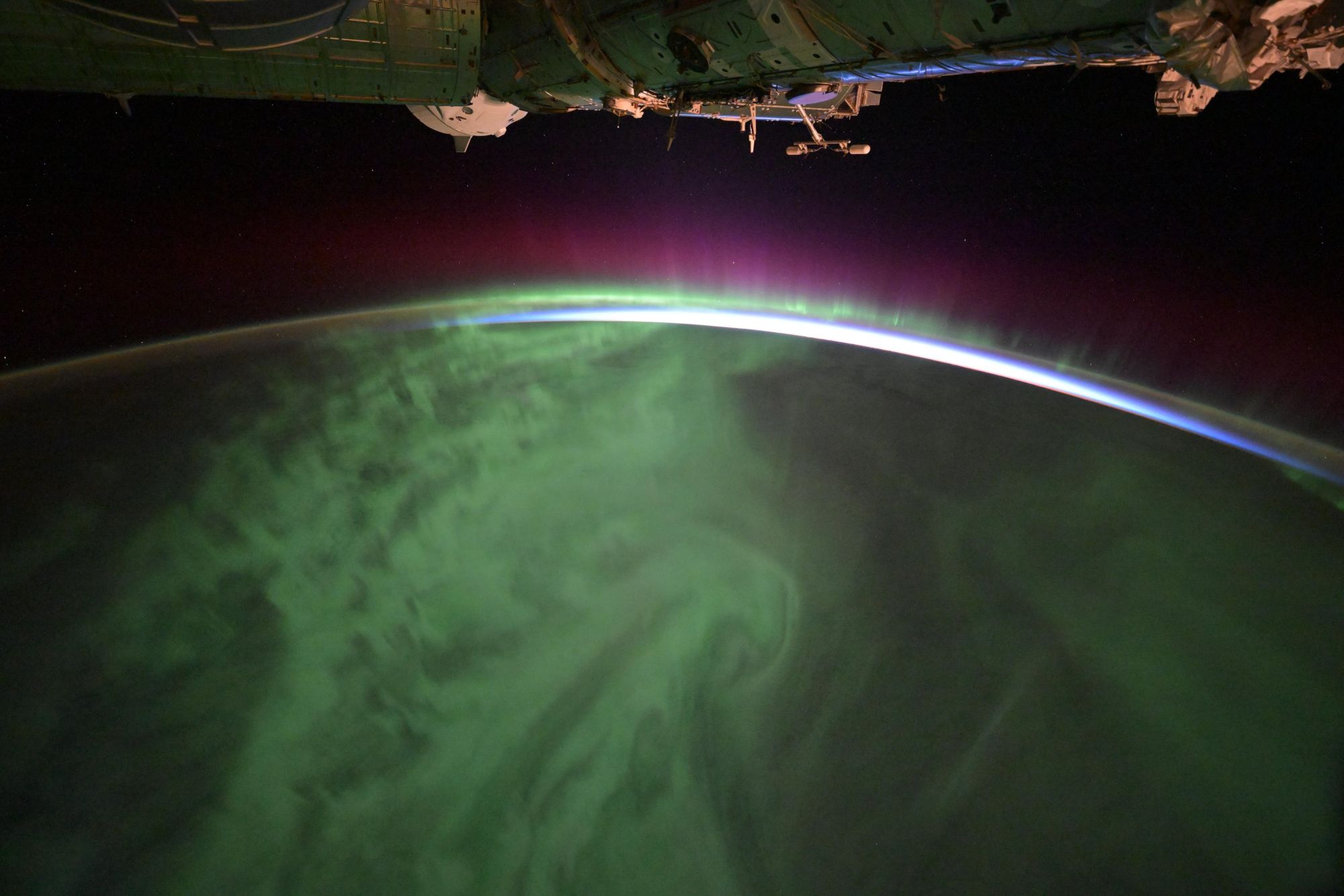 【地球を俯瞰する】No.2538: 夜明けのオーロラ